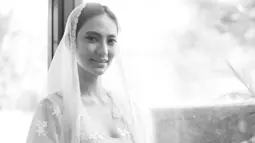 Pada momen tersebut, Nadia Saphira pun terlihat tak menyembunyikan senyum bahagianya meski dalam foto bernuansa hitam putih. Ia turut serta memamerkan baby bump kehamilan pertama. (Liputan6.com/IG/@nadsap)