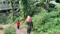 Pastikan Bantuan Sampai ke Desa, TNI Jalan Kaki Distribusikan Logistik Warga Terdampak Bencana