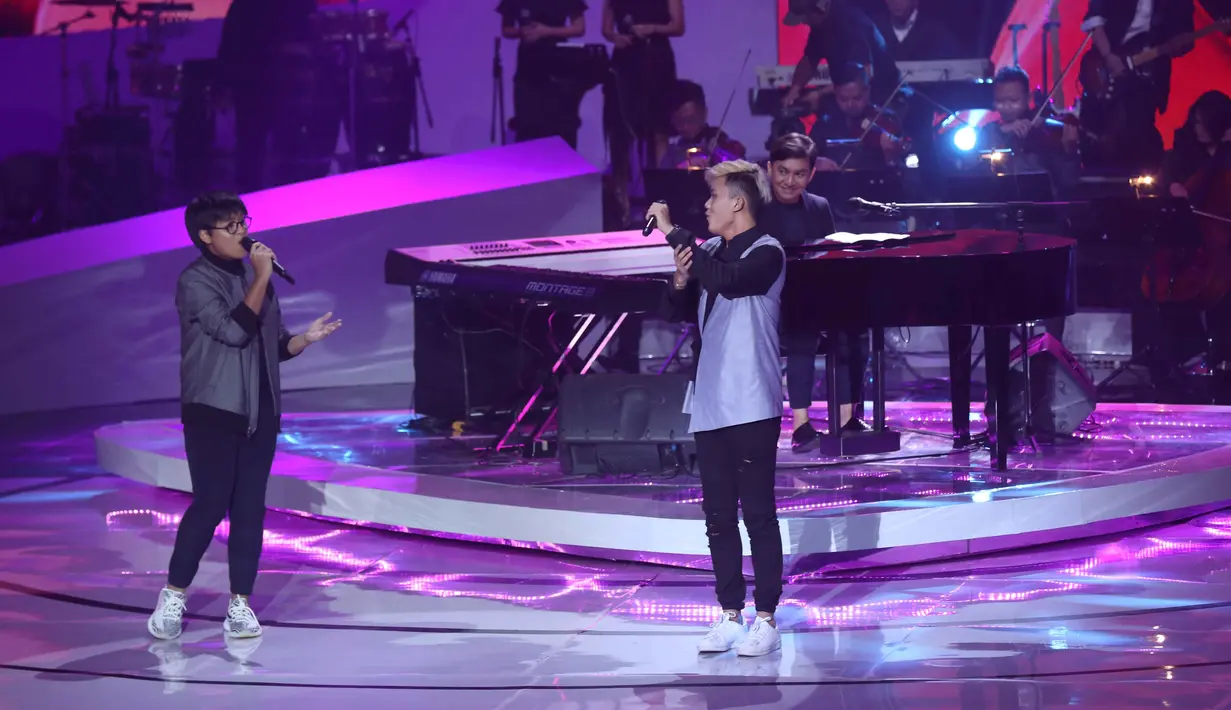 Senyum Yovie melihat aksi putranya, Arsy Widianto yang berkolaborasi dengan penyanyi muda, Rizky Febian yang menjadi idola para remaja. Terlihat Iki, sapaan penyanyi Kesempurnaan Cinta itu memberikan aplaus. (Nurwahyunan/Bintang.com)