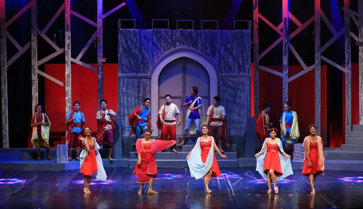 Dalam pementasan tersebut, Citra Kirana tidak hanya berperan, tapi juga tapi juga sebagai pemimpin dan humasnya. Bukan pekerjaan mudah, untuk mengurus segala sesuatu terkait teater tersebut. (Adrian Putra/Bintang.com)