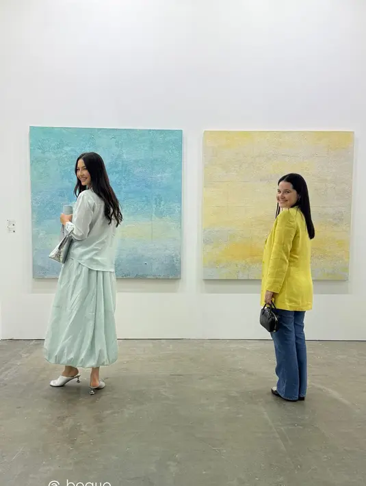 Stafsus Komdigi itu padukan kemeja dan rok balon yang senada dengan tas dan mules heels silver [@ralineshah]