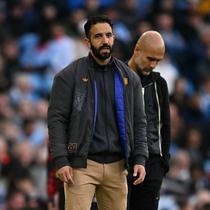 Manajer Manchester United, Ruben Amorim, memimpin anak asuhnya saat bertandang ke markas Manchester City pada pekan 4 Liga Inggris 2025/2026 di Etihad Stadium, Minggu (14/9/2025) malam WIB. (Oli SCARFF / AFP)