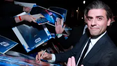 Aktor Oscar Isaac memberikan tanda kepada penggemar saat menghadiri pemutaran perdana "Star Wars: The Rise Of Skywalker" di Hollywood, Senin (16/12/2019). The Rise Of Skywalker sendiri mengisahkan pertarungan antara terang dan gelap, Rey dan Kylo Ren. (Rich Fury/Getty Images/AFP)