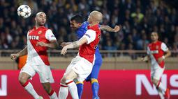 Carlos Tevez (tengah) berduel dengan Andreas Raggi (kanan) dan Aymen Abdennour (kiri) (REUTERS/Jean-Paul Pelissier)