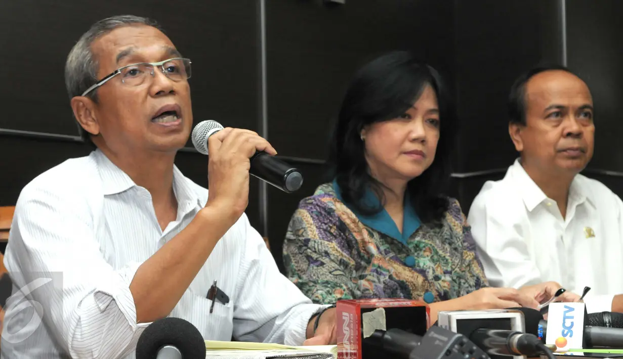 Ketua PP Muhammadiyah, Busyro Muqoddas mengungkapkan hasil autopsi jenazah terduga teroris asal Klaten, Siyono di Jakarta, Senin (11/4). Hasil autopsi juga menunjukkan tak ada tanda perlawanan dari Siyono ke aparat Densus 88. (Liputan6.com/Helmi Affandi)