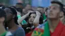 Dengan ekspresi ketegangan wanita ini menanti gol yang diharapkannya mampu dicetak oleh Cristiano Ronaldo saat melawan Croatia. (Bola.com/Vitalis Yogi Trisna)