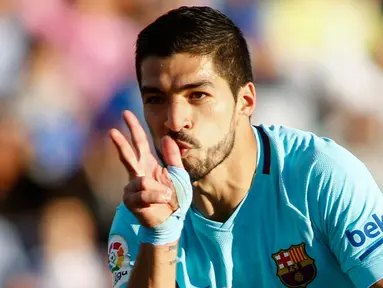 Striker Barcelona, Luis Suarez, merayakan gol yang dicetaknya ke gawang Leganes pada laga La Liga Spanyol di Stadion Butarque, Leganes, Sabtu (18/11/2017). Leganes kalah 0-3 dari Barcelona. (AFP/Oscar Del Pozo)