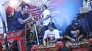 Band Rocket Rockers memainkan alat musik tradisional saat tampil dalam rilis album ke-6 di kawasan Tebet, Jakarta, Rabu (18/10). Album ke-6 Rocket Rockers berjudul Cheers From Rocket Rockers. (Liputan6.com/Herman Zakharia)