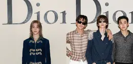 Jonathan Anderson pamerkan koleksi menswear pertamanya dengan gaya aristokrat Eropa. Peragaan busana di Paris Men's Fashion Week disaksikan oleh para Dior Boy yang mencuri perhatian [Dior]