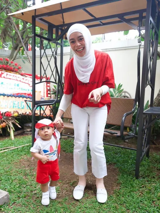 <p>Penyanyi dangdut Lesti Kejora juga turut menyemarakkan HUT ke-77 RI bersama si kecil. Lesti mengenakan kaos merah dipadukan celana putih dan pashmina warna senada. Sementara baby L mengenakan kaos putih, celana pendek merah, dan kacu pramuka. (Instagram/lestykejora).</p>
