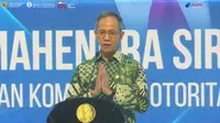 Ketua Dewan Komisioner Otoritas Jasa Keuangan (OJK), Mahendra Siregar, mengusulkan kepada pemerintah agar pelaksanaan program hapus buku dan hapus tagih di bank-bank Himbara diberlakukan kembali. (Liputan6.com/Tira Santia)