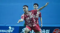 Ganda putra Indonesia, Kevin Sanjaya Sukamuljo/Rahmat Hidayat, tampil pada babak pertama Korea Masters 2023 di Gwangju, Korea Selatan, Selasa (7/11/2023). (Bola.com/PBSI)