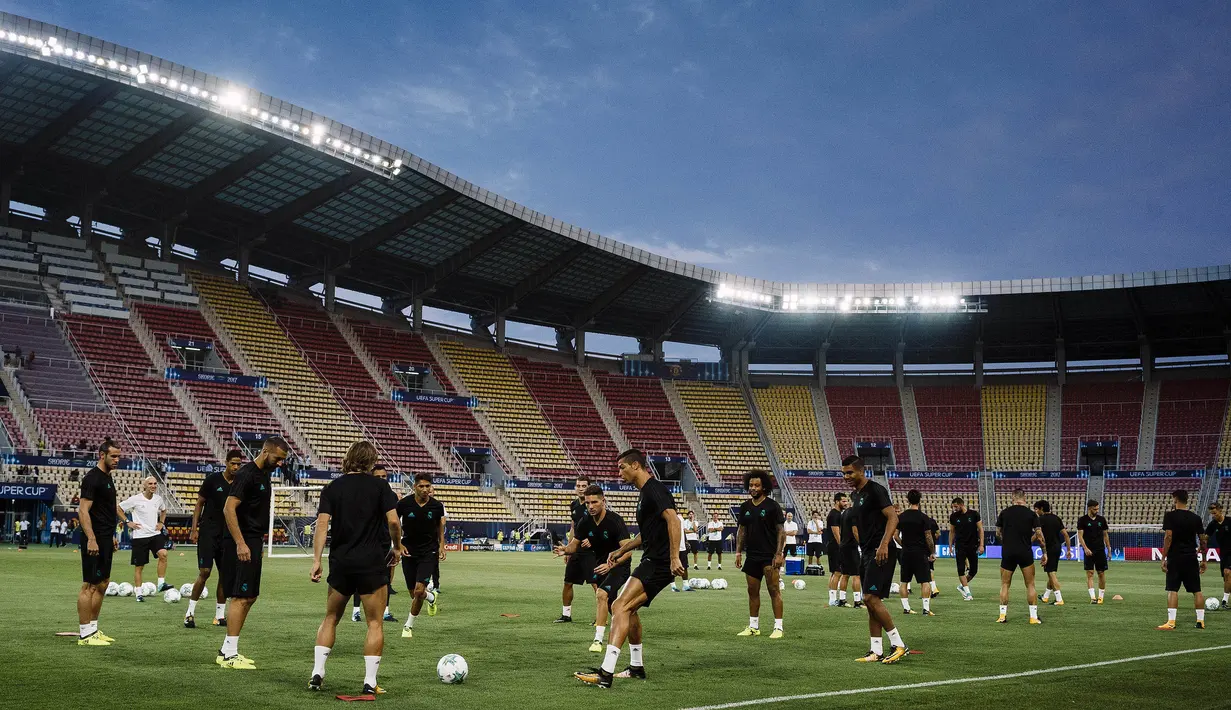 Para pemain Real Madrid saat latihan jelang laga Piala Super Eropa di Stadion National Arena Filip II, Skpje, Senin (7/8/2017). Real Madrid akan bertanding melawan Manchester United. (AFP/Dimitar Dilkoff)