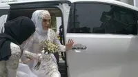 Dokter Gigi cantik ini dimanjakan dengan fasilitas mobil mewah  Wali Kota Bengkulu saat menjadi pengantin. (Liputan6.com/Yuliardi Hardjo)