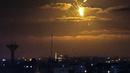 <p>Rudal Iron Dome Israel mencegat rudal masuk dari Jalur Gaza di Palestina (21/4/2022). Militan Palestina menembakkan roket dari Gaza ke Israel, yang ditanggapi dengan serangan udara dalam eskalasi terbesar sejak Perang 11 hari tahun lalu. (AFP/SAID KHATIB)</p>