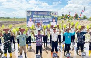 Kepala Kanwil Ditjenpas Kalsel Mulyadi saat memimpin penanaman padi perdana di Desa Pagatan Besar, Kecamatan Takisung, Kabupaten Tanah Laut. (Antara)