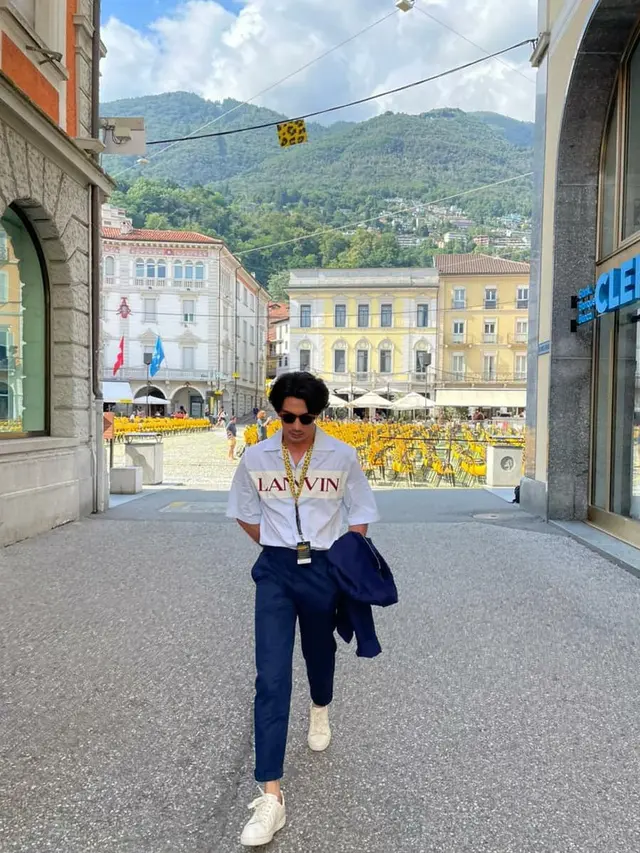 Reza Rahadian di Locarno, Swiss. (Foto: Instagram @officialpilarez)