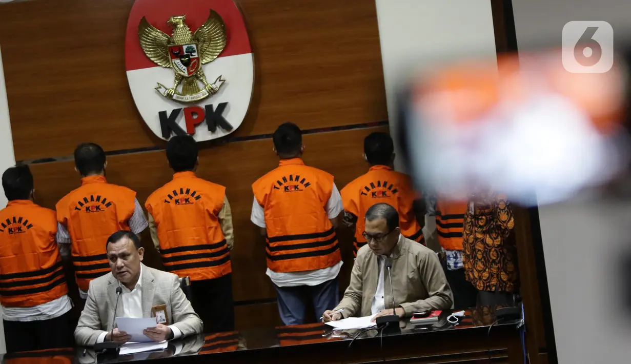 Ketua Komisi Pemberantasan Korupsi (KPK), Firli Bahuri (kiri depan) saat memberi keterangan terkait penahanan Bupati Bangkalan R Abdul Latif Amin Imron di Gedung Merah Putih KPK, Jakarta, Kamis dini hari (8/12/2022). KPK menyatakan dugaan uang yang telah diterima Bupati Bangkalan dalam kasus suap jual beli jabatan ini total mencapai Rp 5,3 miliar. (Liputan6.com/Helmi Fithriansyah)