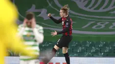 Pemain AC Milan Jens Petter Hauge melompat untuk merayakan gol ketiga timnya saat menghadapi Celtic pada pertandingan leg pertama Grup H Liga Europa di Celtic Park, Glasgow, Skotlandia, Kamis (22/10/2020). AC Milan menang 3-1. (Jane Barlow/Pool via AP)