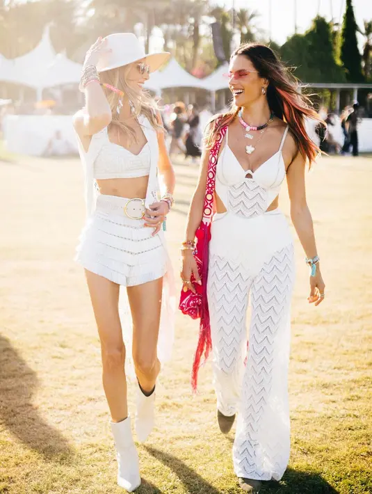 Gaya boho-chic Alessandra Ambrosio dengan jumpsuti peek-a-boo warna putih dalam material menerawang atau sheer (Foto: Instagram @alessandraambrosio)