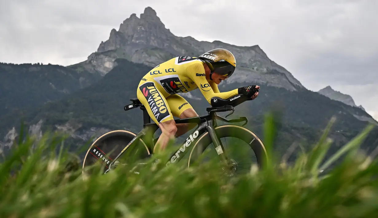 Pembalap sepeda Jumbo-Visma, Jonas Vingegaard mengenakan yellow jersey saat menempuh stage 16 Tour de France 2023 di French Alps, Prancis, 18 Juli 2023. (AFP/Marco Bertorello)