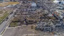 Sejumlah bangunan hancur setelah diterjang tornado di Mayfield, Kentucky, Amerika Serikat, 11 Desember 2021. Badai dahsyat yang menghancurkan sebagian AS terjadi pada 11 Desember 2021. (Ryan C. Hermens/Lexington Herald-Leader via AP)