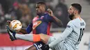 Striker Chelsea, Olivier Giroud, berebut bola dengan pemain Vidi FC, Paulo Vinicius, pada laga Liga Europa di Stadion Groupama, Hungaria, Kamis (13/12). Kedua tim bermain imbang 2-2. (AP/Tibor Illyes)