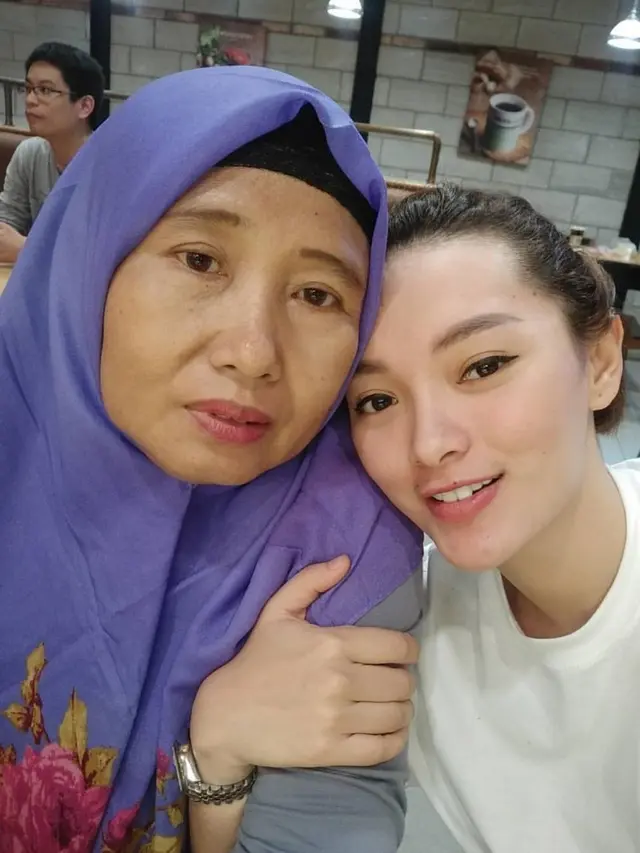 Zaskia Gotik dan sang Ibu yang tampil sederhana saat bepergian (Instagram/ zaskia_gotix)