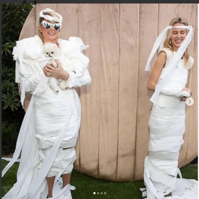 Gelar Acara Makan Siang Jelang Nikah, Paris Hilton Pakai Gaun dari Tisu Toilet