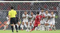 Pemain Timnas Indonesia,&nbsp;Saddil Ramdani&nbsp;melakukan tendangan bebas ke gawang Kamboja dalam laga Grup A Piala AFF 2022 di Stadion Utama Gelora Bung Karno, (SUGBK), Jumat (23/12/2022). (Bola.com/Bagaskara Lazuardi)