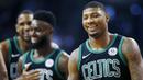 Pebasket Boston Celtics, Marcus Smart, tersenyum usai berhasil mengalahkan Phoenix Suns pada laga NBA di Stadion TD Garden, Boston Minggu (3/12/2017). Boston Celtics menang 116-111 atas Phoenix Suns. (AP/Michael Dwyer)