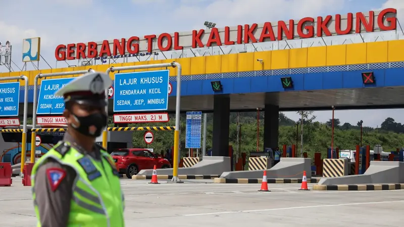 Kondisi pintu masuk Kota Semarang lewat Tol Kalikangkung. (Foto: Liputan6.com/Felek Wahyu)