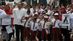 Mantan Menko Maritim, Rizal Ramli (kedua kiri) saat mengikuti upacara bendera peringati Hari Kemerdekaan ke 71 di RT 08 Bukit Duri, Manggarai, Jakarta Selatan, (17/8). Upacara dipimpin oleh Mantan Menko Maritim, Rizal Ramli .(Liputan6.com/Johan Tallo)