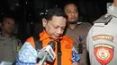 Pengusaha Doddy Wahyudi, penyuap Anggota DPR F-PDIP I Nyoman Dhamantra memakai rompi tahanan usai menjalani pemeriksaan di Gedung KPK, Jakarta, Jumat (9/8/2019). Doddy Wahyudi ditahan terkait suap izin impor bawang putih dari Kementerian Pertanian dan SPI dari Kemendag.(merdeka.com/Dwi Narwoko)