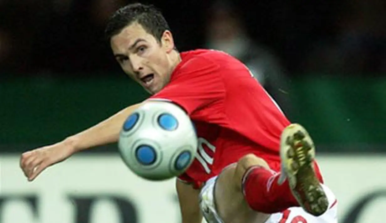 England's Stewart Downing shoots during their Germany vs England football friendly match at the Olympic stadium in Berlin on November 19, 2008. England won 1-2. AFP PHOTO/RONNY HARTMANN 