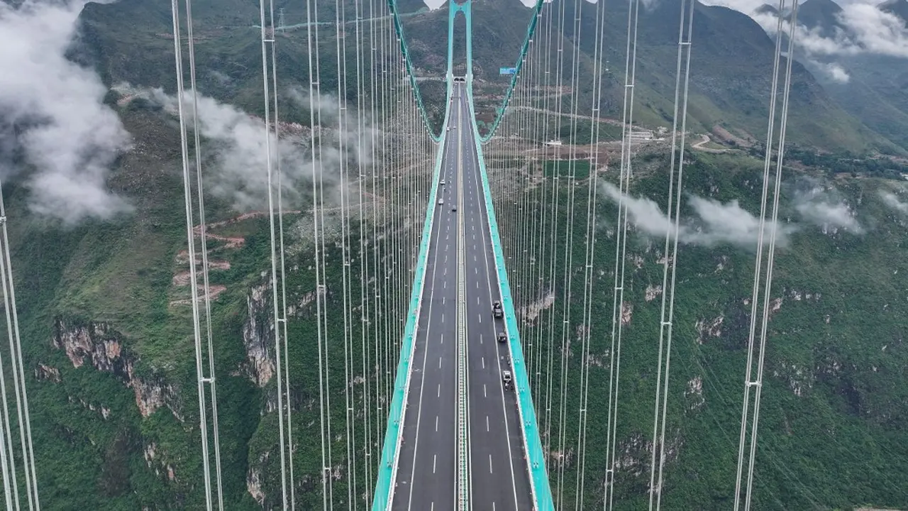 Jembatan Tertinggi di Dunia Beroperasi di China, Perjalanan 2 Jam Jadi Hanya 2 Menit
