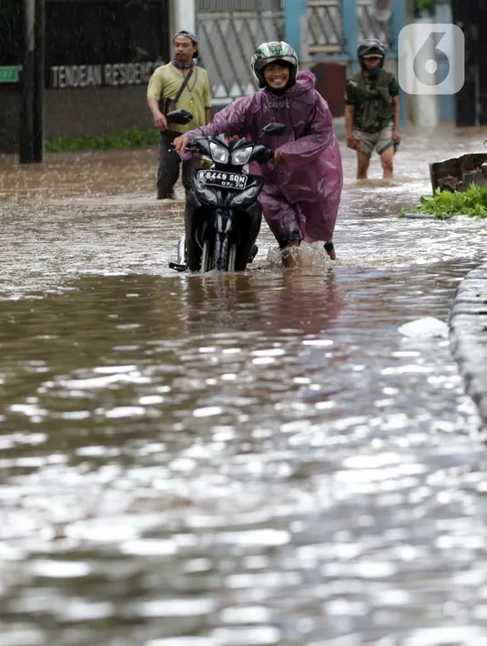 Pengendara mendorong sepeda motornya melewati banjir yang menggenangi kawasan Jalan Wolter Monginsidi Jakarta dan sekitarnya, Sabtu (20/2/2021). Hujan yang mengguyur Jakarta sejak Jumat (19/2) membuat sejumlah titik di Jakarta terendam banjir. (Liputan6.com/Helmi Fithriansyah)