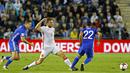 Gelandang Spanyol, Asier Illaramendi, melepas umpan saat melawan Israel pada laga kualifikasi Piala Dunia 2018 di Stadion Teddy, Yerusalem,Senin (9/10/2017). Israel kalah 0-1 dari Spanyol. (AFP/Jack Guez)