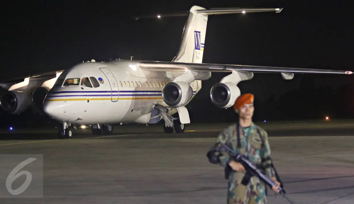 Petugas berjaga di dekat pesawat yang membawa 10 WNI yang dibebaskan oleh Abu Sayyaf di Bandara Halim Perdanakusuma, Jakarta, Minggu (1/5). Penyanderaan anak buah kapal WNI oleh Abu Sayyaf itu terjadi pada akhir Maret lalu (Liputan6.com/Immanuel Antonius)