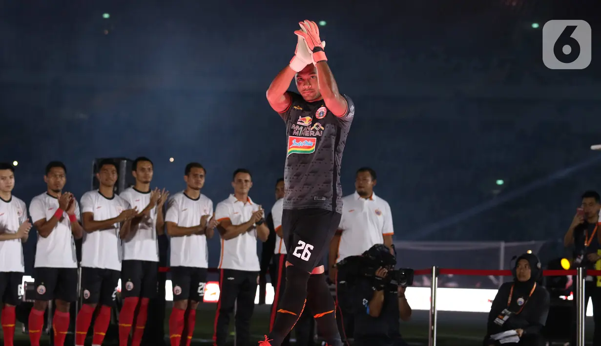 Kiper Persija Andri Tani saat menunjukkan jersey baru Persija di SUGBK, Jakarta, Minggu (23/2/2020). Jersey abu-abu digunakan kiper Persija dalam laga kandang. (Liputan6.com/Angga Yuniar)