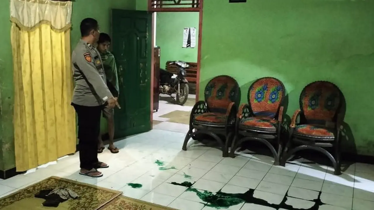 Polisi usai melakukan olah TKP dugaan peristiwa KDRT di Lampung Timur. Foto (Istimewa)