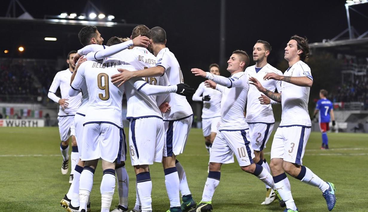 Pemain Italia merayakan gol yang dicetak Andrea Belotti ke gawang Liechtenstein dalam laga Grup G Kualifikasi Piala Dunia 2018 di Stadion Rheinpark, Minggu (13/11/2016) dinihari WIB. (AFP/Fabrice Coffrini)