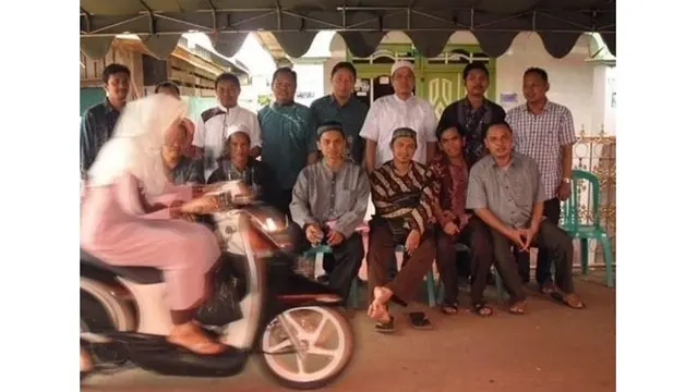 6 Kelakuan Kocak Orang Numpang Eksis Ini Bikin Ngakak