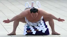 Sang Yokozuna, Hakuho dari Mongolia melakukan upacara mengentakkan kaki di Kuil Meiji, Tokyo, 8 Januari 2019. Acara tradisional yang merupakan ritual Shinto ini menjadi bagian dari perayaan Tahun Baru tahunan di kuil tersebut. (Toshifumi KITAMURA/AFP)