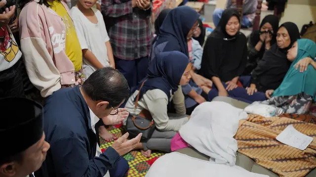 Pramono Anung menyambangi rumah A, bocah dua tahun yang hanyut saat proses evakuasi banjir di Jalan J, Gang Perintis RT 010/RW 010, Kebon Baru, Tebet, Jakarta Selatan.