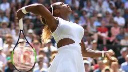Petenis AS, Serena Williams melakukan servis ke petenis Republik Ceko, Barbora Strycova pada babak semifinal Grand Slam Wimbledon di All England Lawn Tennis Club, Kamis (11/7/2019). Serena Williams menang dua set langsung dengan skor 6-1, 6-2, dalam laga berdurasi 59 menit. (Ben STANSALL/AFP)