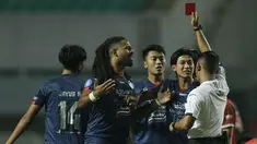 Gelandang Arema FC Jayus Haryono mendapat kartu merah pada menit ke-3 pada laga melawan PSM Makassar. Jayus diganjar kartu merah oleh wasit Agus Arifin Fauzan dari Yogyakarta setelah melanggar Sutanto Tan. (Foto: Bola.com/M Iqbal Ichsan)