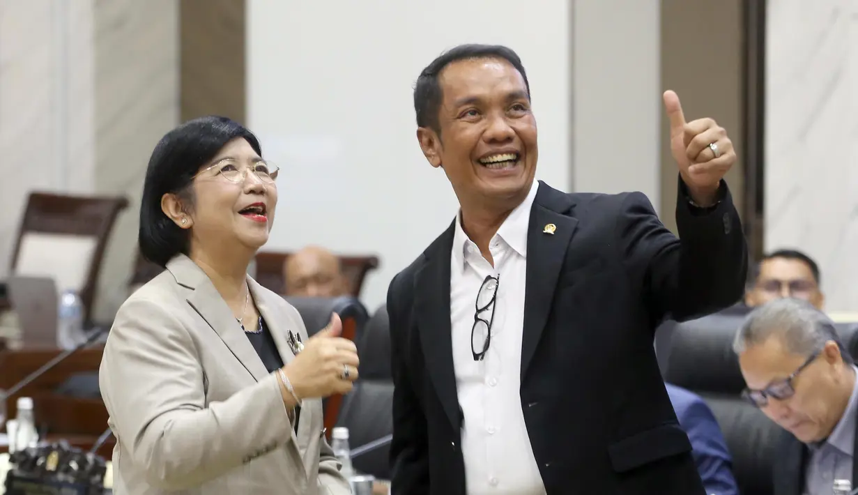 Calon Gubernur Bank Indonesia (BI) Destry Damayanti dan Wakil Ketua Komisi XI DPR Fauzi Amro saat mengikuti Uji Kelayakan dan Kepatutan (Fit and Proper Test) di Komisi XI DPR, Gedung Nusantara I, Kompleks Parlemen, Senayan, Jakarta, Rabu, Rabu, 26 Agustus 2026. (KLY/ Arie Basuki)