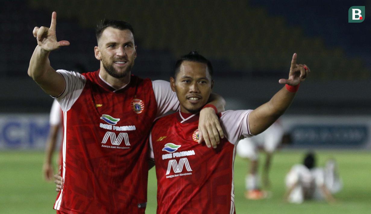 Selebrasi pemain Persija Jakarta, Marko Simic (kiri) dan Toni Sucipto usai memenangkan adu penalti 4-3 atas PSM Makassar dalam laga leg kedua semifinal Piala Menpora 2021 di Stadion Manahan, Solo, Minggu (18/4/2021). (Bola.com/Ikhwan Yanuar)