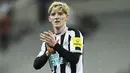 Selebrasi gelandang Newcastle United, Anthony Gordon setelah berakhirnya laga Liga Inggris 2022/2023 menghadapi West Ham United di St James' Park, Newcastle (4/2/2023). Pemain berusia 21 tahun yang baru didatangkan dari Everton pada Bursa transfer Januari 2023 ini menjadi pemain Inggris dengan nilai pasar tertinggi dalam skuad Newcastle United musim 2022/2023. Ia saat ini berbanderol 40 juta euro atau setara Rp650 miliar. (AFP/Oli Scarff)